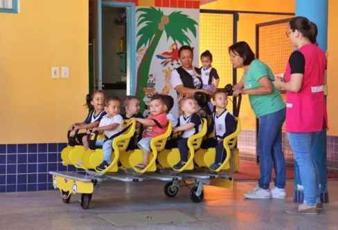 Imagem descritiva da notícia Novo modelo de transporte faz sucesso nas CMEIs de Arapongas