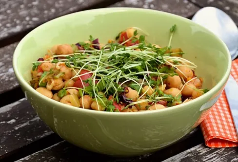 Imagem descritiva da notícia Nutritiva e muito prática, salada de grão de bico é quase uma refeição completa
