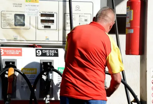 Imagem descritiva da notícia Petrobras reajusta em R$ 0,41 litro da gasolina a partir de hoje