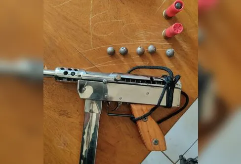 Imagem descritiva da notícia Polícia Civil prende suspeito de tráfico e apreende submetralhadora