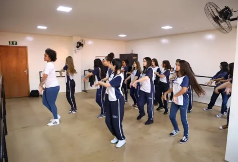 Imagem descritiva da notícia Projeto Adolescer leva dança para escolas