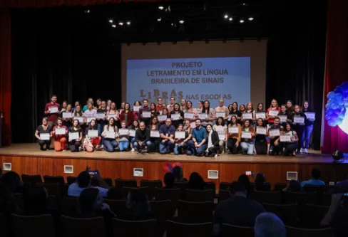Imagem descritiva da notícia Setenta e cinco pessoas concluem curso de Libras da Prefeitura