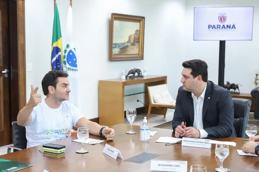 O governador Carlos Massa Ratinho Junior recebeu nesta terca-feira (12),  o ministro do Turismo, Celso Sabino no Palacio Iguacu.   - 12/09/2023 - Foto: Geraldo Bubniak/AEN