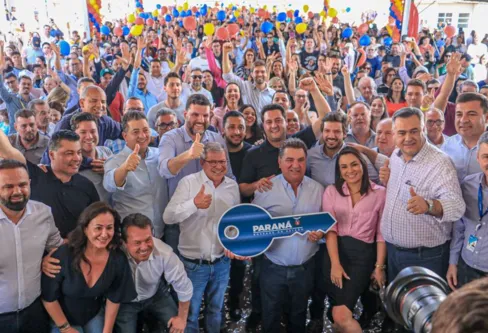 Imagem descritiva da notícia Arapongas entrega 683 moradias com a presença de Ratinho Junior