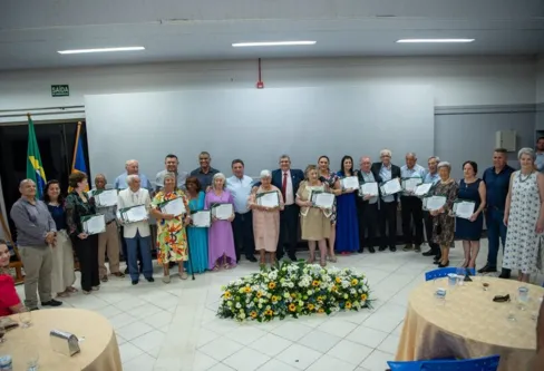 Imagem descritiva da notícia Araponguenses são homenageados pela Assembleia