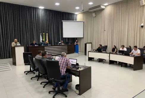 Imagem descritiva da notícia Câmara mantém investigação de vereador por “xenofobia”