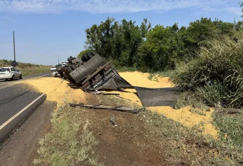 Imagem descritiva da notícia Caminhoneiro fica ferido em tombamento na PR-082