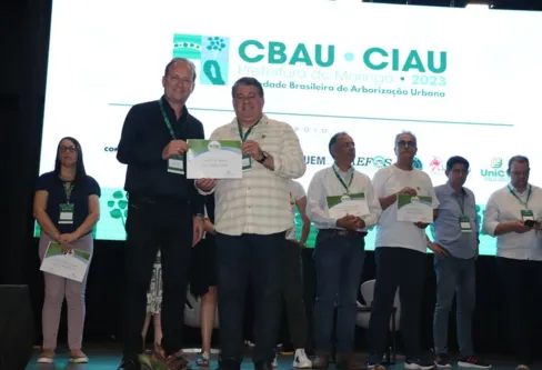 Imagem descritiva da notícia Certificado de Cidade Árvore do Mundo é entregue para Ivaiporã