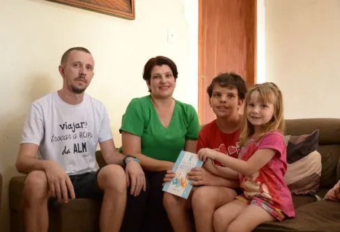 Imagem descritiva da notícia Do choque inicial à superação: trajetória de autista vira livro