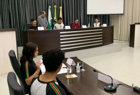 Imagem descritiva da notícia Parlamento Jovem faz primeira sessão e aprova quatro projetos