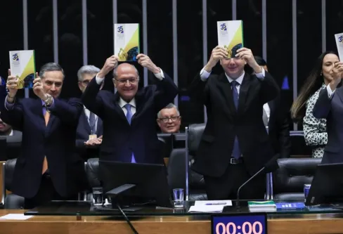 Imagem descritiva da notícia Poderes defendem harmonia nos 35 anos da Constituição