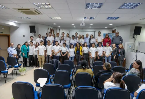 Imagem descritiva da notícia Programa Aprende forma 1ª turma de aprendizes