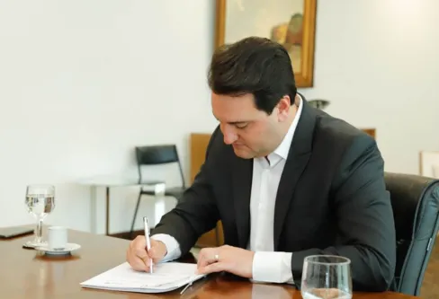 Imagem descritiva da notícia Ratinho Junior libera recursos e entrega casas em Arapongas