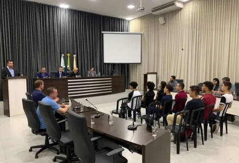 Imagem descritiva da notícia Vereadores são  empossados no Parlamento Jovem de Apucarana