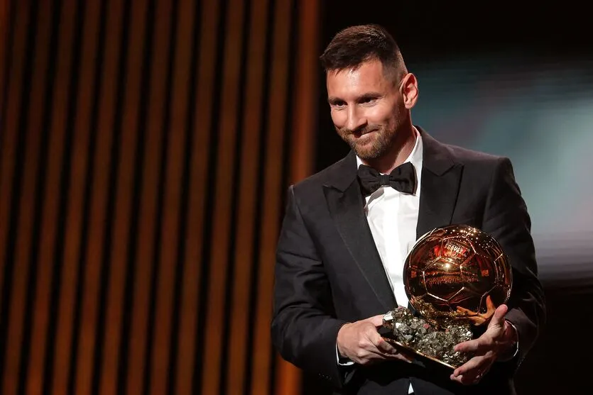 FRA - FUTEBOL/BOLA DE OURO/PREMIAÇÃO/LIONEL MESSI - ESPORTES - O atacante argentino Lionel Messi, do Inter Miami CF, recebe seu 8º prêmio do Bola de Ouro 2023, prêmio concedido   pela revista France Football aos melhores jogadores do mundo, em cerimônia realizada no Theatre du Chatelet, em   Paris, na França, nesta segunda-feira, 30 de outubro de 2023.   30/10/2023 - Foto: FRANCK FIFE/AGENCE FRANCE PRESSE/ESTADÃO CONTEÚDO
