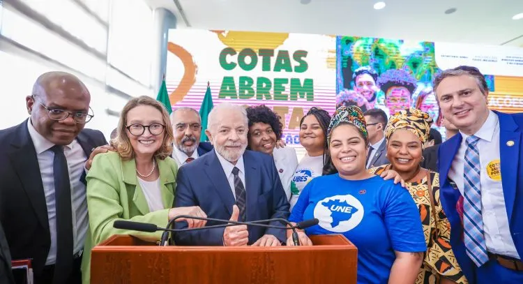Imagem descritiva da notícia Presidente Lula sanciona nova Lei de Cotas no ensino público
