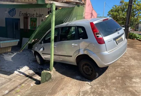 Imagem descritiva da notícia Veículo atinge fachada de bar em Apucarana