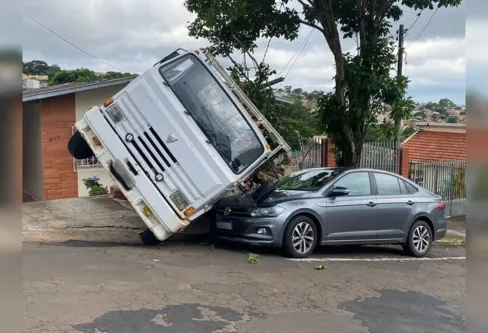 Imagem descritiva da notícia Caminhão desce a rua 
e atinge casa e veículo