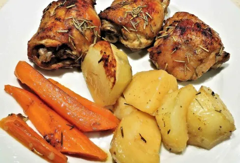 Imagem descritiva da notícia Capriche no tempero e tire da mesmice o frango assado com batatas