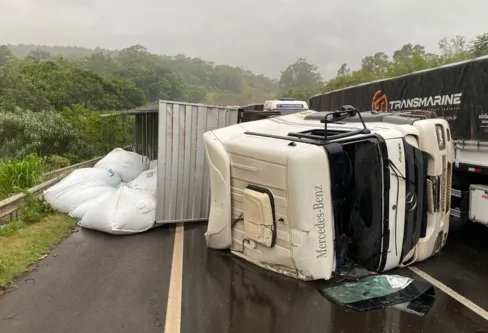 Imagem descritiva da notícia Giro
 regional: Carreta tomba no Contorno Sul e deixa motorista ferido