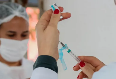 Imagem descritiva da notícia Casos de covid voltam a crescer e geram alerta em Apucarana