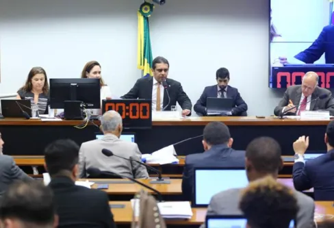 Imagem descritiva da notícia Comissão aprova projeto que proíbe casamento homoafetivo