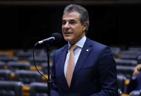 Imagem descritiva da notícia Ex-governador Beto Richa é reeleito presidente do PSDB