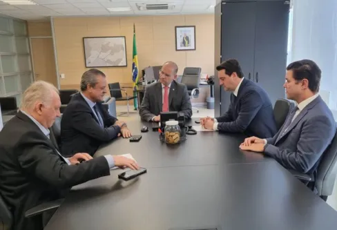Imagem descritiva da notícia Em Brasília, Ratinho Jr. busca  apoio para afetados pelas chuvas