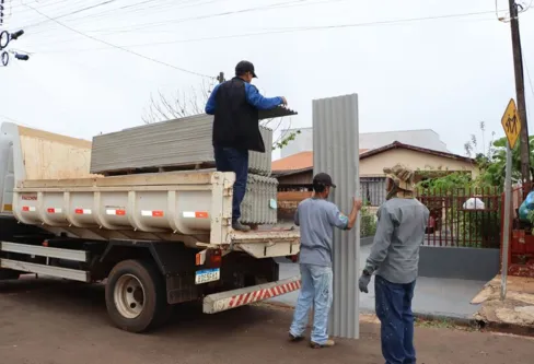 Imagem descritiva da notícia Ivaiporã entrega 6,2 mil telhas a famílias atingidas