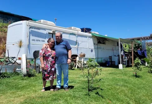 Imagem descritiva da notícia Casal realiza sonho da casa própria adotando ônibus como moradia