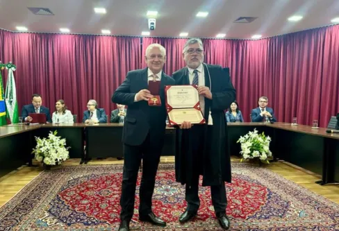 Imagem descritiva da notícia Justiça Eleitoral homenageia Traiano