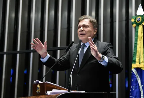 Imagem descritiva da notícia Livro narra vida pública de Alvaro Dias