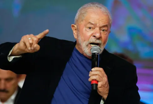 Imagem descritiva da notícia Lula tenta explicar saída 
de mulheres do governo