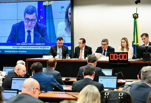 Imagem descritiva da notícia Parlamentares pretendem aumentar fundo eleitoral