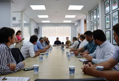 Imagem descritiva da notícia Prefeitos da Amepar avançam na discussão de usina de lixo