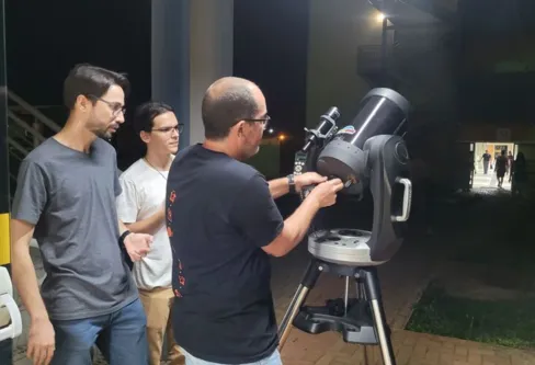 Imagem descritiva da notícia Supertelescópio abre as ‘portas do universo’ para a comunidade