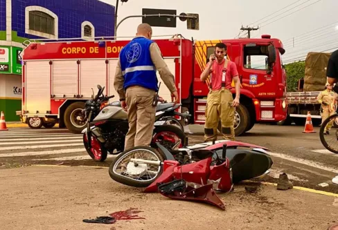 Imagem descritiva da notícia Colisão entre duas motos deixa três feridos em Apucarana