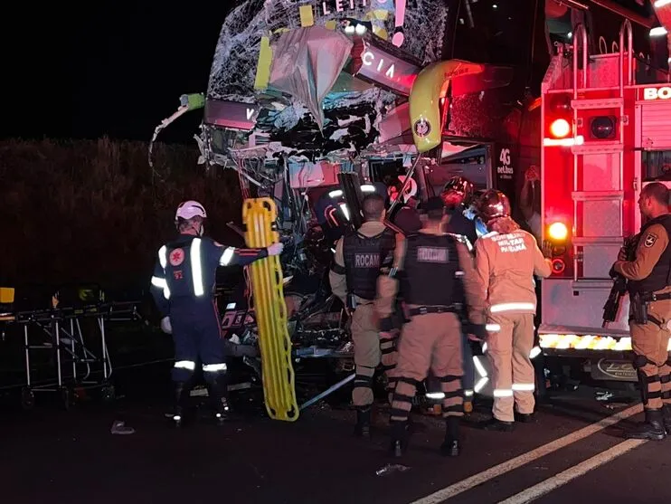 Imagem descritiva da notícia Acidente entre ônibus e caminhão deixa 16 feridos na PR-444