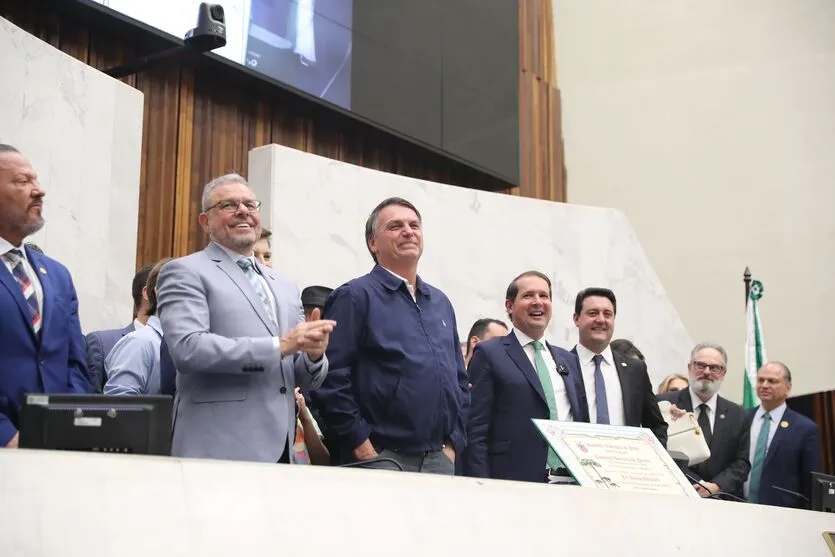 Imagem descritiva da notícia Bolsonaro ganha título de Cidadão do Paraná