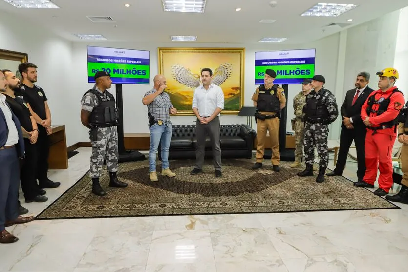 Curitiba, 14 de novembro de 2023 - O governador Carlos Massa Ratinho Jr. reunido com representantes das forças de segurança do Paraná.