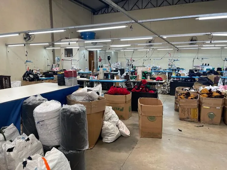 Imagem descritiva da notícia Operação apreende bonés ‘piratas’ avaliados em R$ 3 mi em Apucarana