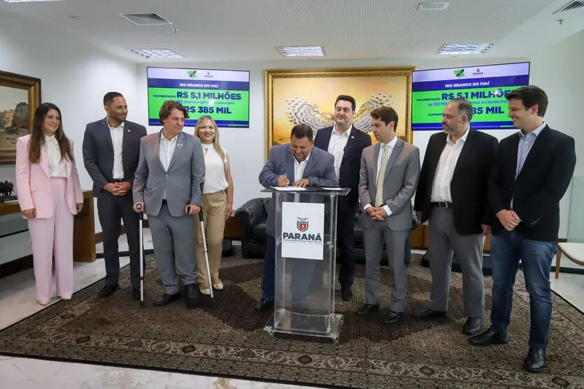 O governador Carlos Massa Ratinho Junior assina nesta terca-feira (5),  liberacao de recurso do programa Asfalto Novo, Vida Nova para a cidade de Rio Branco do Ivai com o prefeito  Pedro Taborda Desplanches  no Palacio Iguacu.   - 05/12/2023 - Foto: Geraldo Bubniak/AEN