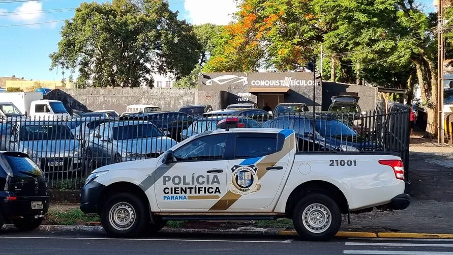 Polícia Científica está em revenda de veículos