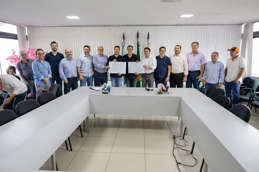 Imagem descritiva da notícia Prefeitura de Apucarana oficializa doação de terreno do Município para o Cisvir