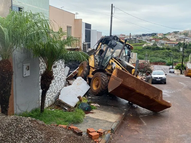 Retroescavadeira invadiu duas casas