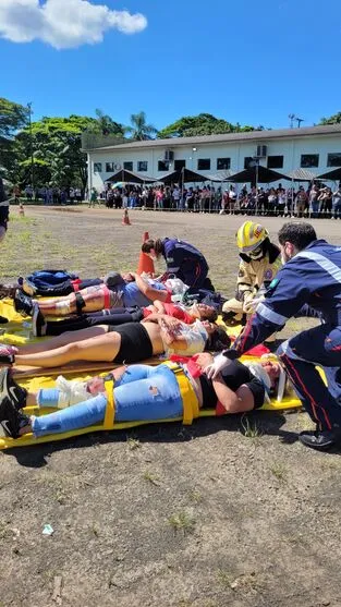 Imagem descritiva da notícia Simulação de acidente capacita equipes de socorristas da região