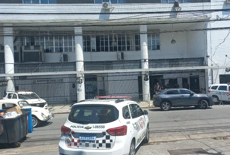 Imagem descritiva da notícia Torcedores invadem a Vila um dia após rebaixamento