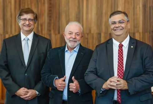 Imagem descritiva da notícia Lula indica Flávio Dino para o STF e Gonet à PGR