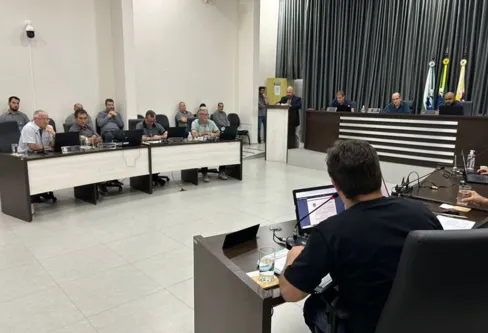 Imagem descritiva da notícia Câmara de Apucarana aprova advertência ao vereador Poim