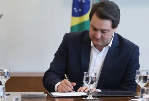 Imagem descritiva da notícia Ratinho Jr. antecipa 13º dos servidores